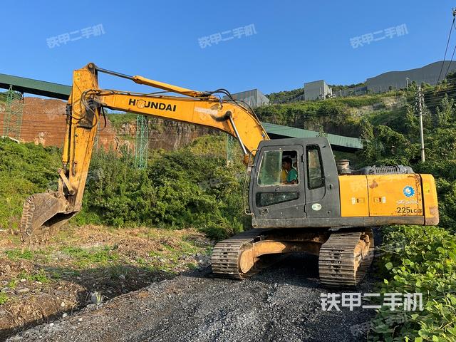 现代R215-7C挖掘机