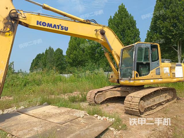小松PC220-8挖掘机