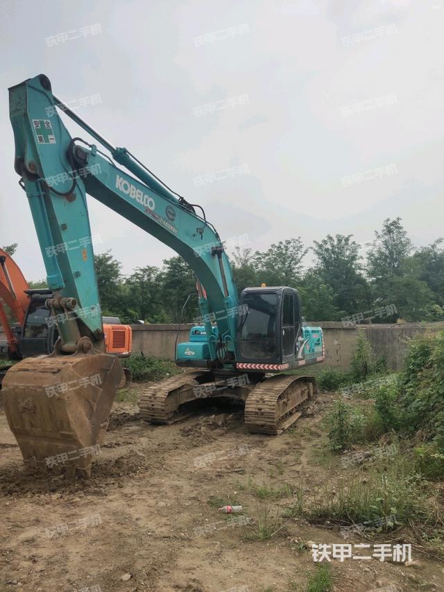 神钢SK260LC-8挖掘机