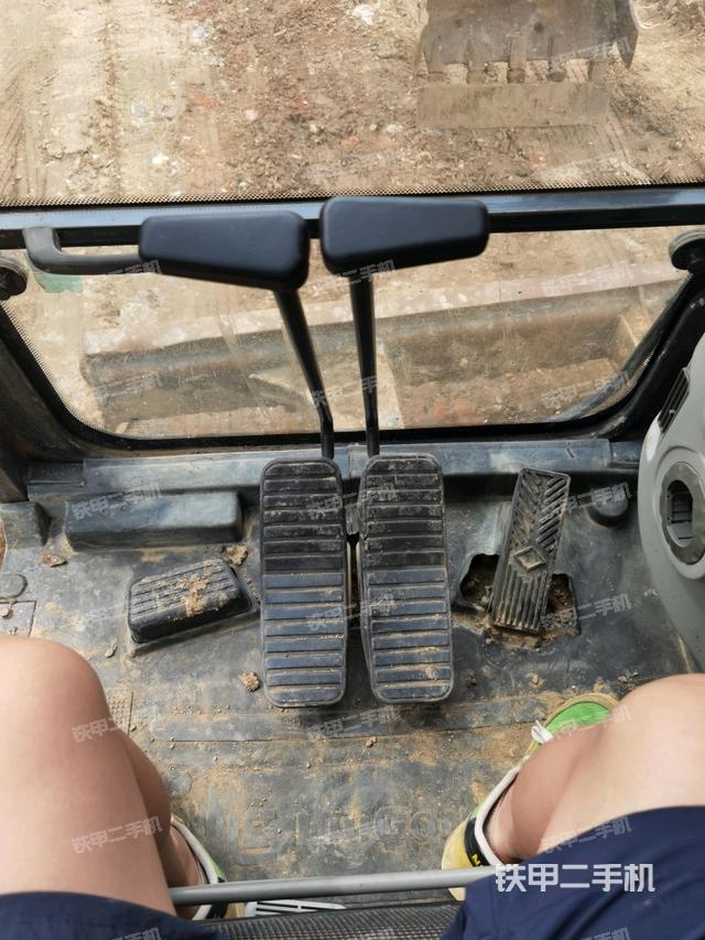行走控制手柄和踏板 俯拍（驾驶室部分）