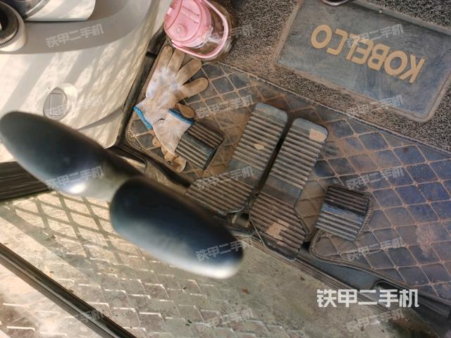 行走控制手柄和踏板?俯拍(駕駛室部分) 行走控制手柄和踏板?俯拍(駕駛室部分)