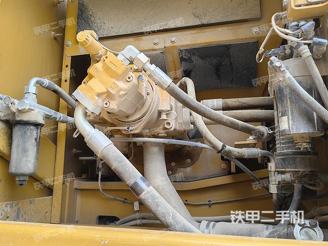 液压泵舱室正面整体（整机外观）