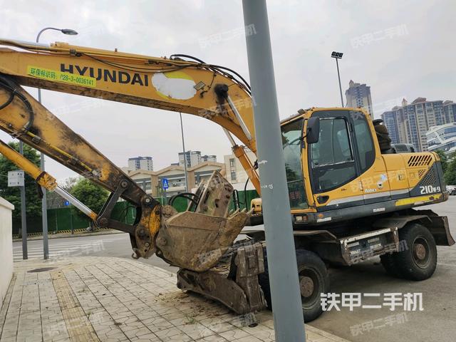 现代R210W-9挖掘机
