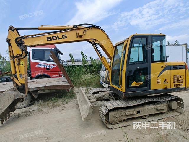 山东临工E675F挖掘机