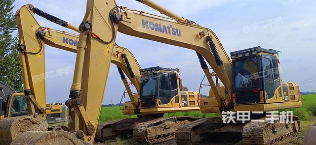 小松PC220-8挖掘机
