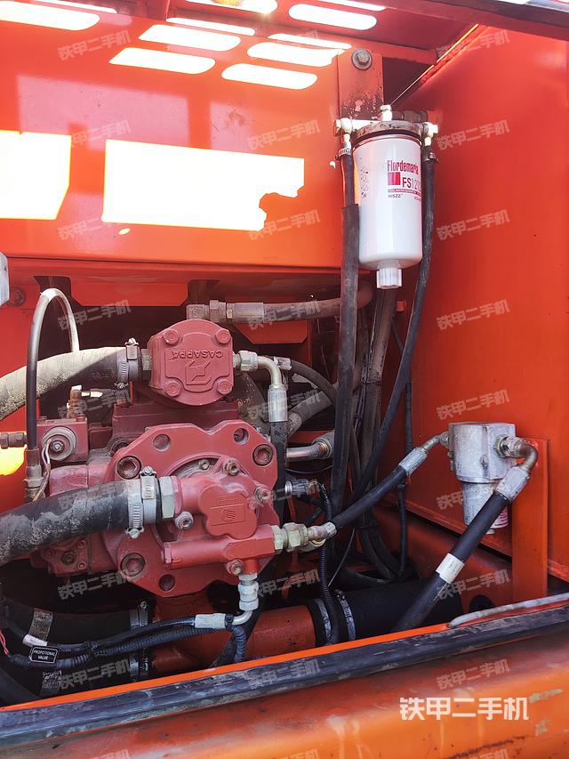 液压泵舱室正面整体（整机外观）