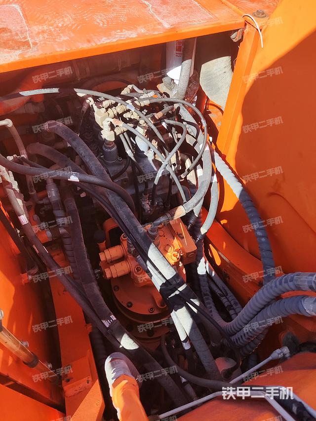 回转马达和主控阀（整机外观）