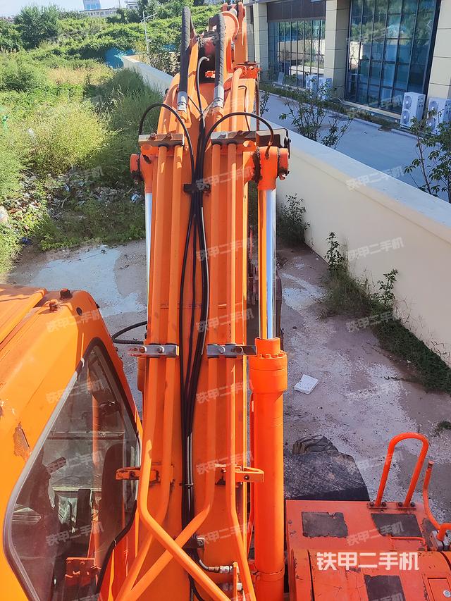 驾驶室顶部（整机外观）