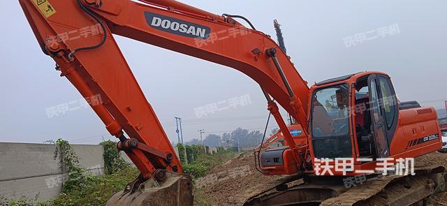 斗山DX225LC挖掘机