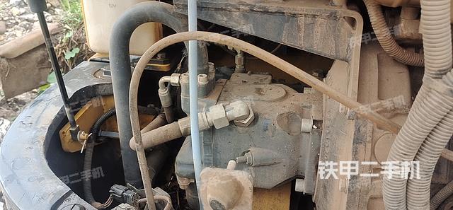 液压泵舱室正面整体（整机外观）