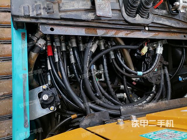 回转马达和主控阀（整机外观）