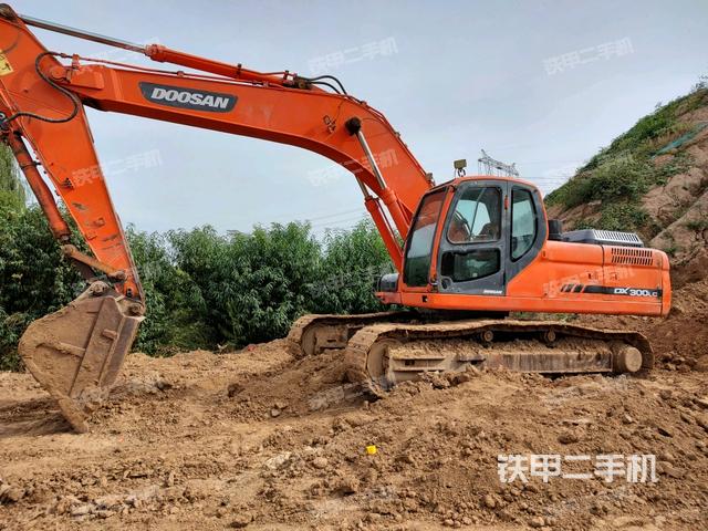 斗山DX300LC挖掘机