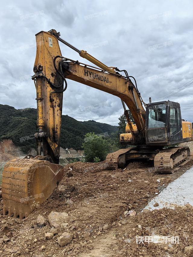 现代R215-7C挖掘机