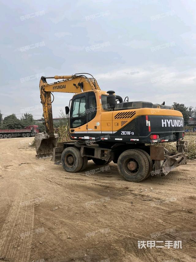 现代R210W-9挖掘机