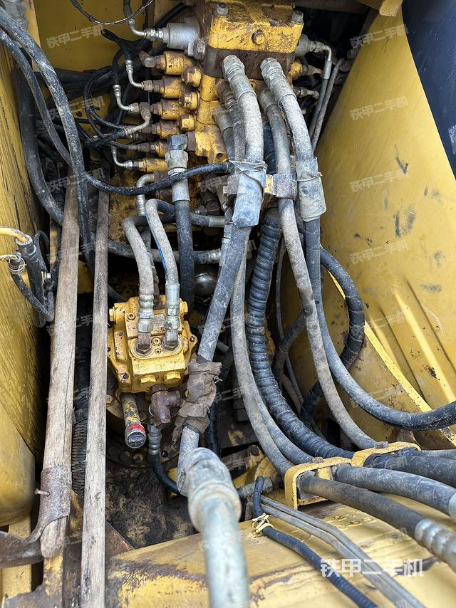 回轉(zhuǎn)馬達(dá)和主控閥（整機(jī)外觀）