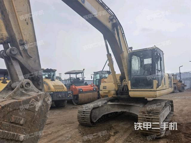 小松PC220-8挖掘机