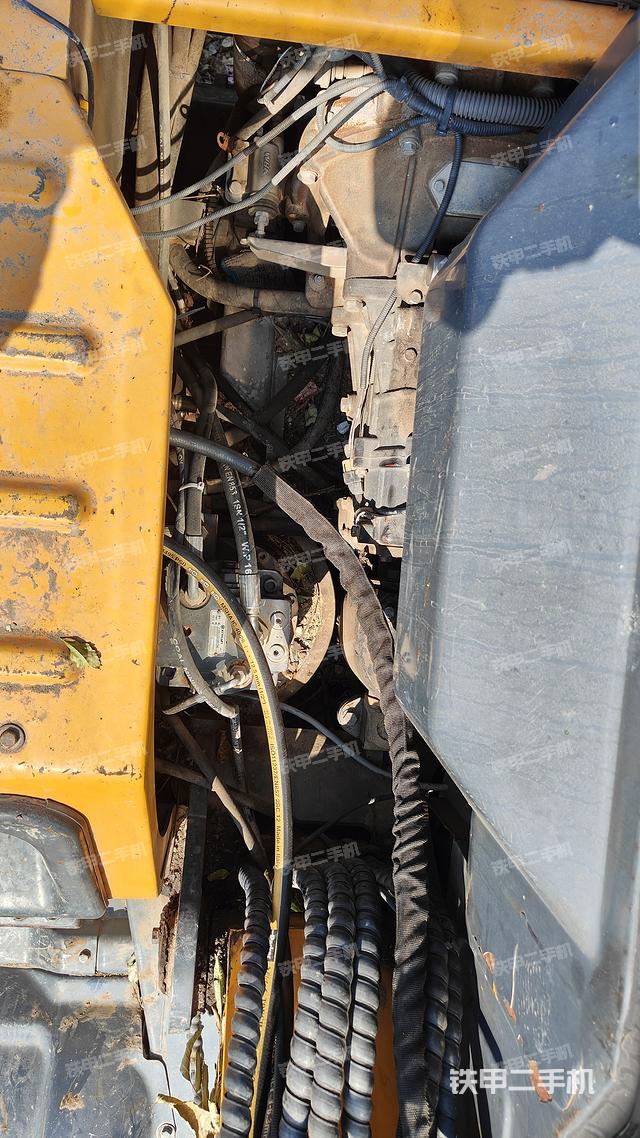 回转马达和主控阀（整机外观）