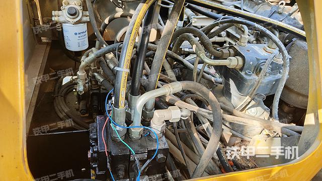 液压泵舱室正面整体（整机外观）