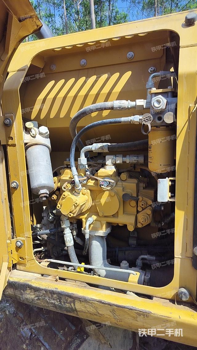 液压泵舱室正面整体（整机外观）