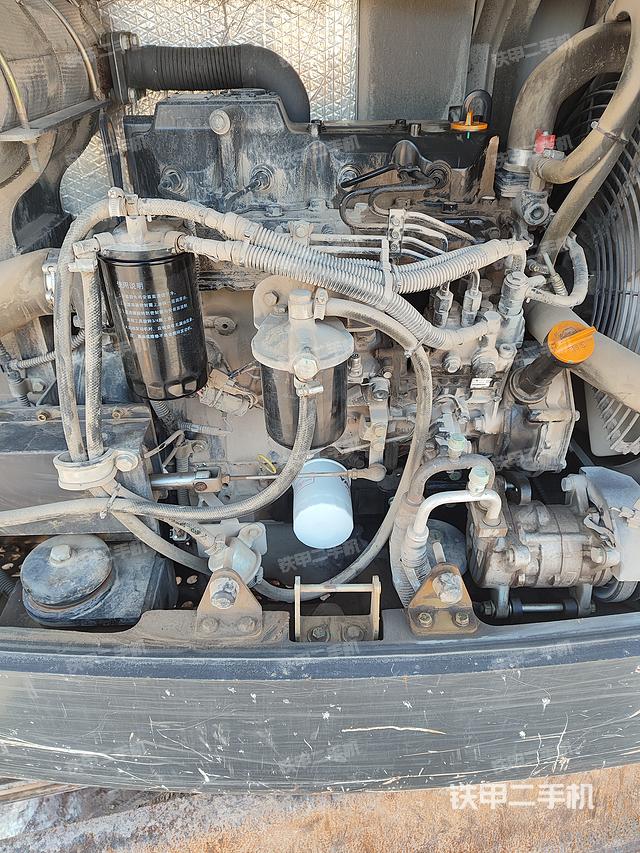 液压泵舱室正面整体（整机外观）