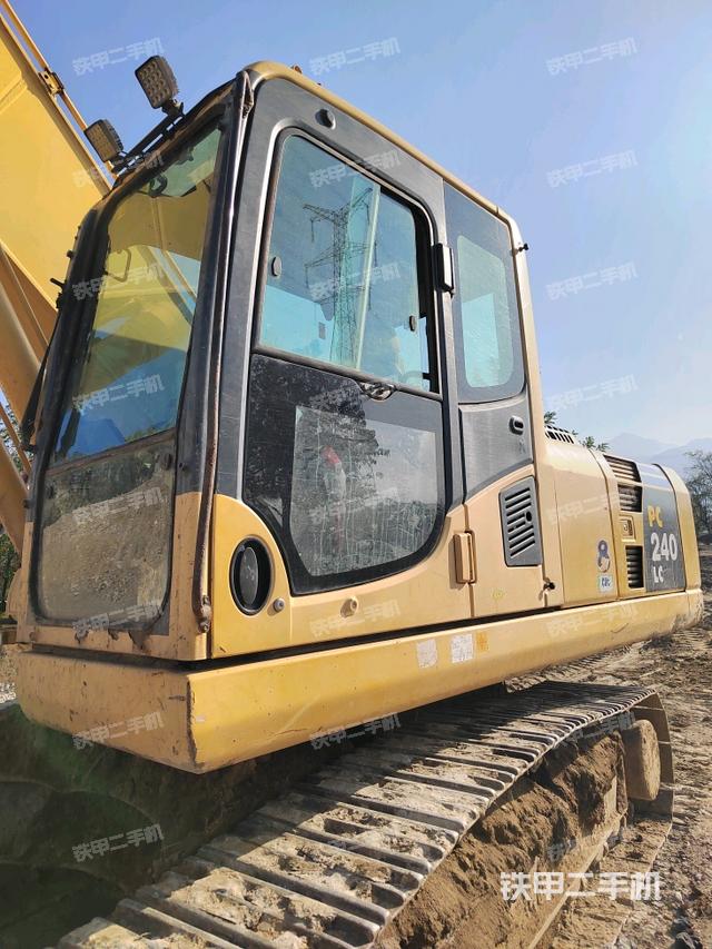 小松PC220-8挖掘机
