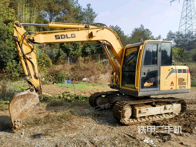 山东临工E675F挖掘机
