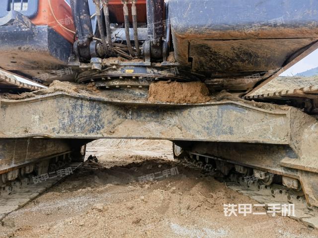 轉盤和下車架正前(工作和回轉裝置) 轉盤和下車架正前(工作和回轉裝置)