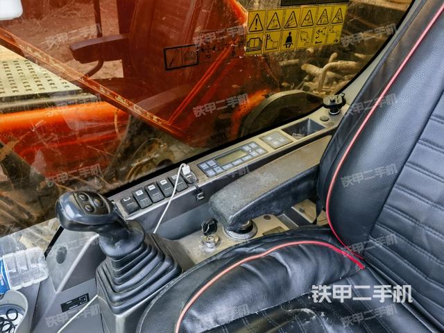 座椅右側控制臺/鑰匙門/油門/含右手柄(駕駛室部分) 座椅右側控制臺/鑰匙門/油門/含右手柄(駕駛室部分)