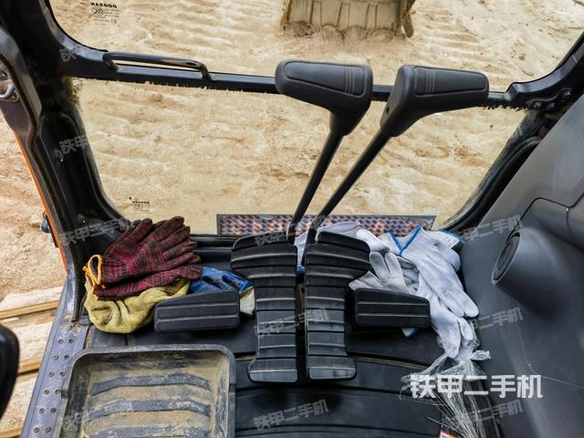 行走控制手柄和踏板?俯拍(駕駛室部分) 行走控制手柄和踏板?俯拍(駕駛室部分)
