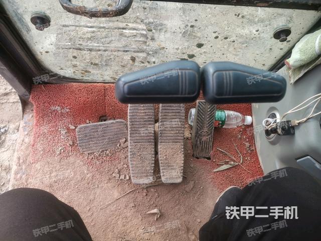 行走控制手柄和踏板 俯拍(驾驶室部分) 行走控制手柄和踏板 俯拍(驾驶室部分)