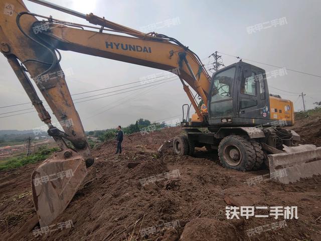 现代R210W-7挖掘机