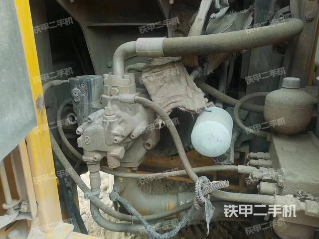 液壓泵艙室正面整體（整機外觀）