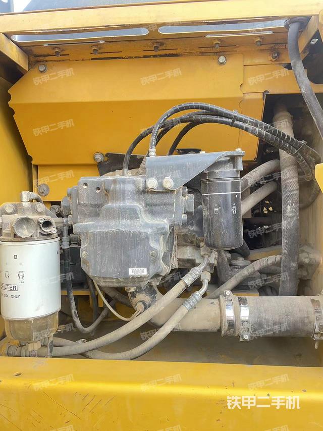 液压泵舱室正面整体（整机外观）