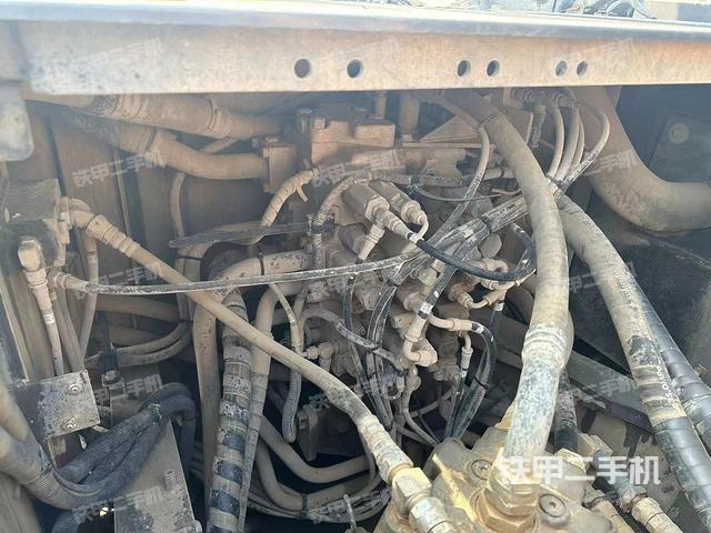 回转马达和主控阀（整机外观）