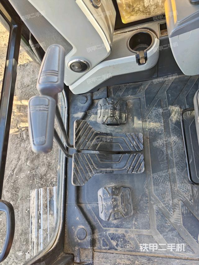 行走控制手柄和踏板 俯拍（驾驶室部分）