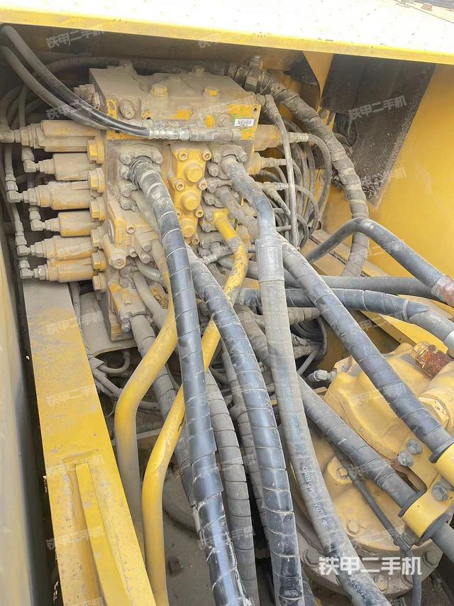 回转马达和主控阀（整机外观）