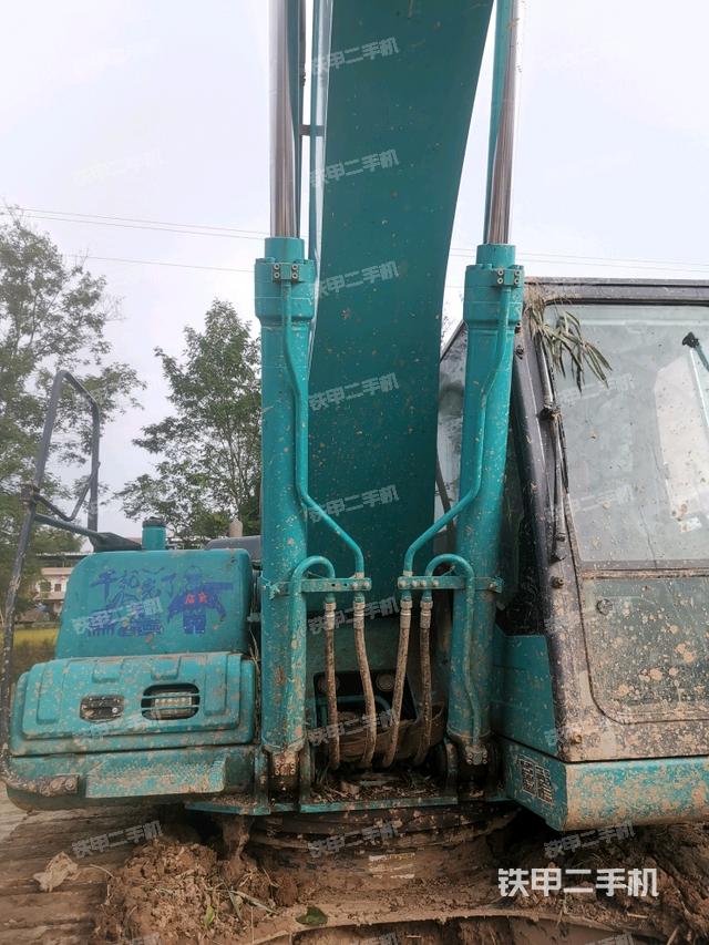 大臂油缸整体 竖拍(工作和回转装置) 大臂油缸整体 竖拍(工作和回转装置)