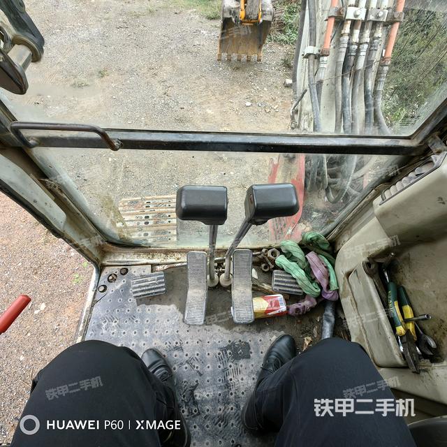 行走控制手柄和踏板 俯拍(驾驶室部分) 行走控制手柄和踏板 俯拍(驾驶室部分)