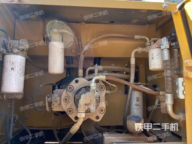 液压泵舱室正面整体（整机外观）