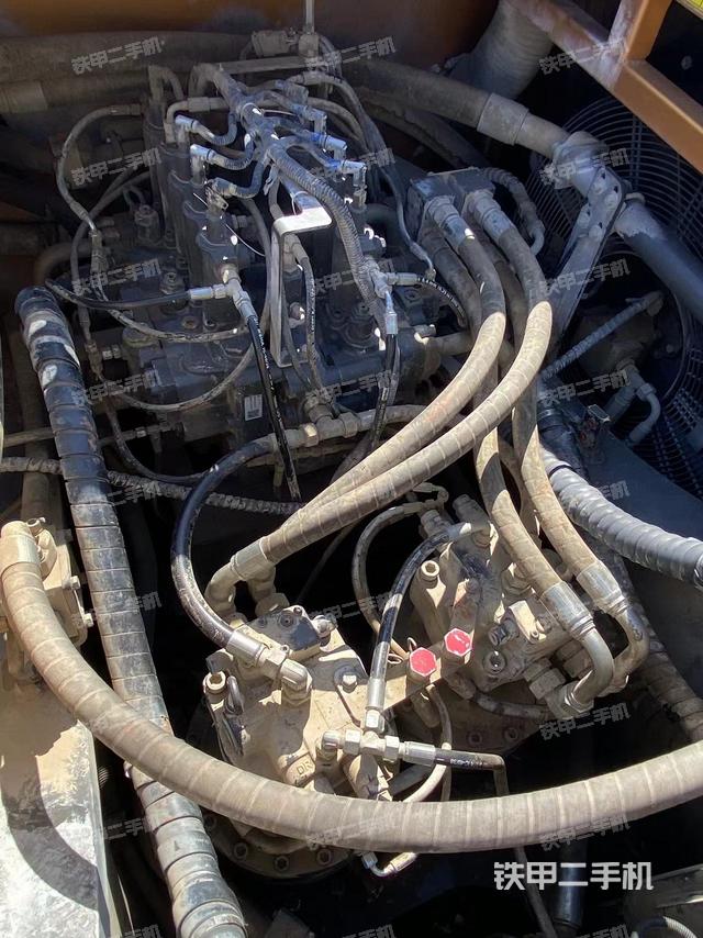 回转马达和主控阀（整机外观）