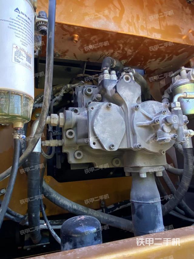 液压泵舱室正面整体（整机外观）