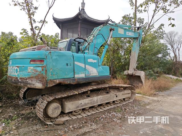 神钢SK210LC-8挖掘机的设备实拍-第3张实拍照片