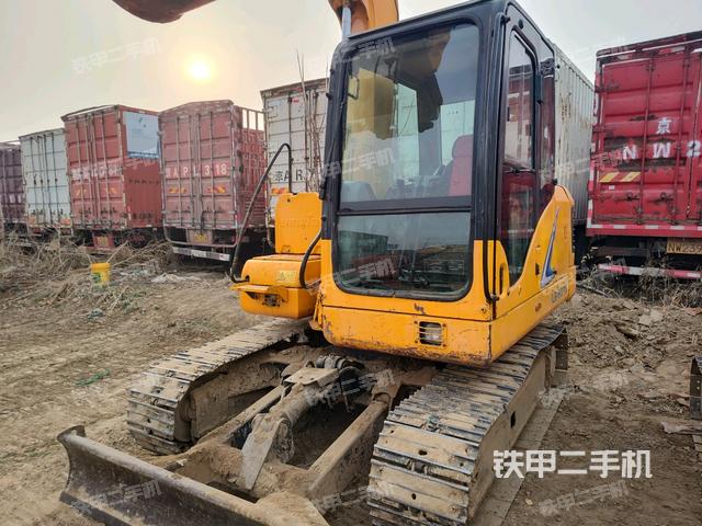 龙工LG6075挖掘机