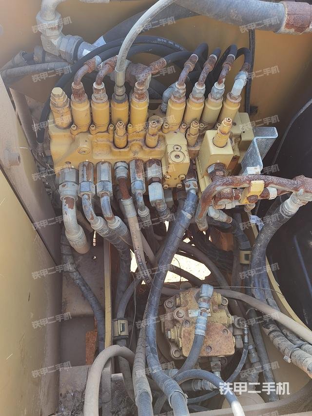 回转马达和主控阀（整机外观）