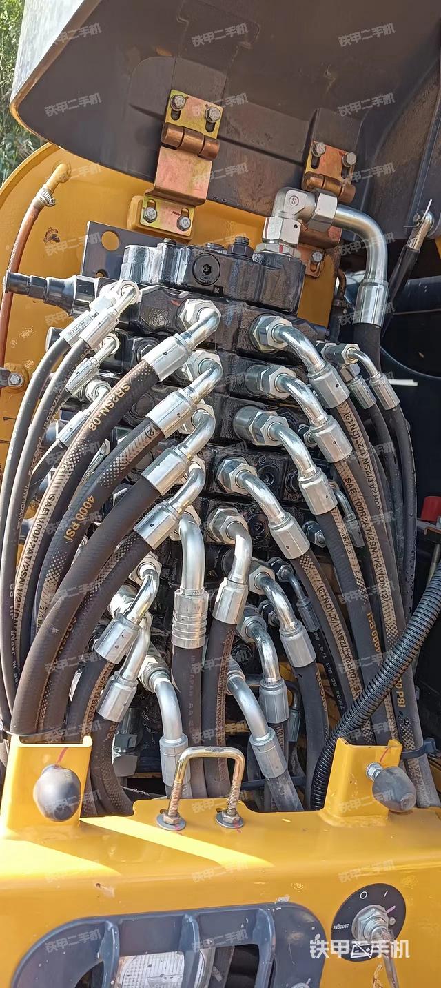 駕駛室頂部(整機(jī)外觀) 駕駛室頂部(整機(jī)外觀)