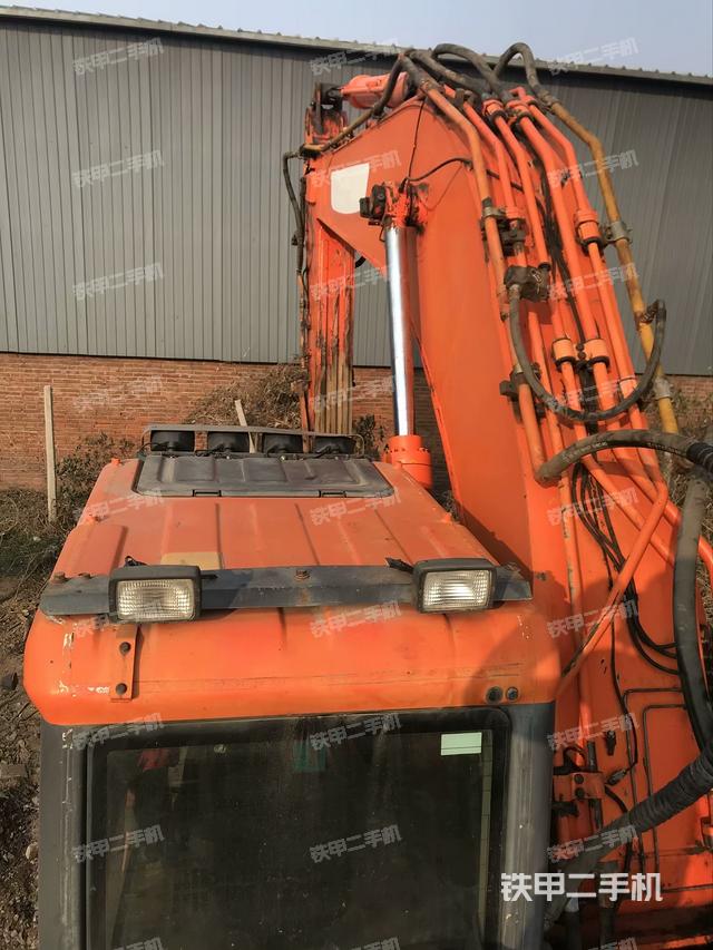 駕駛室頂部（整機外觀）