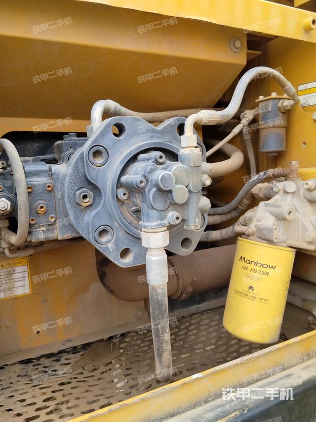 液压泵舱室正面整体（整机外观）