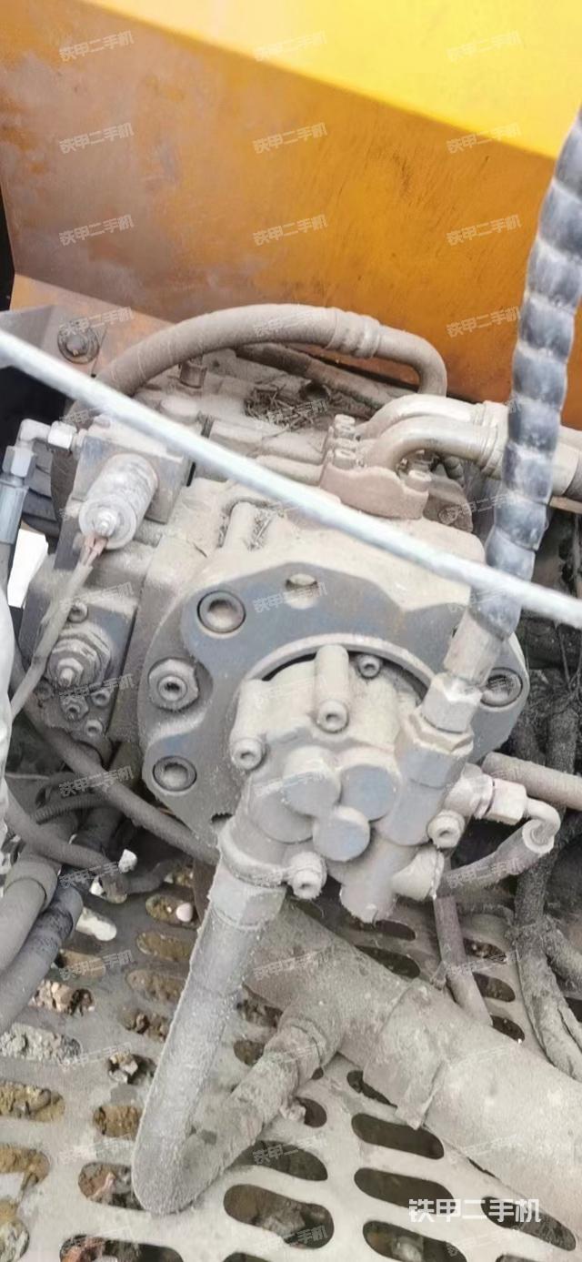 液壓泵艙室正面整體（整機外觀）