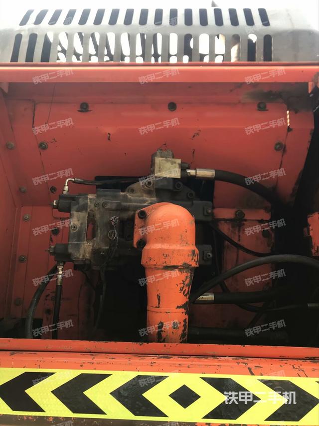 液壓泵艙室正面整體（整機外觀）