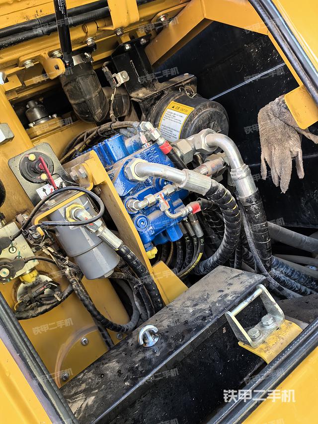 回转马达和主控阀（整机外观）